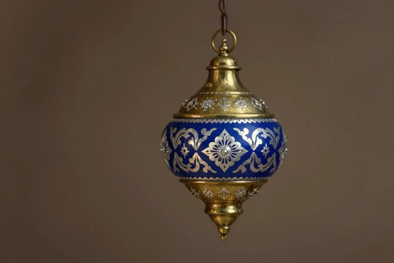 صورة توضيحية مولّدة بالذكاء الاصطناعي لـالمشكاة النحاسية المملوكية. المشهد توضيحي ولا يمثل صورة فوتوغرافية للأصل.